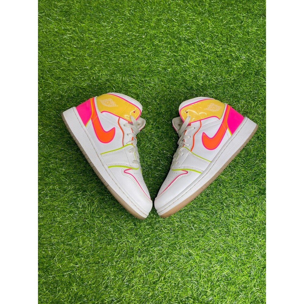 Air Jordan 1 Mid Edge Glow Size Kid's 5.5Y - Picture 3 of 6